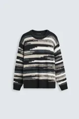 Sweater de punto con cuello redondo y manga larga, con diseño de rayas horizontales en tonos negro, gris y blanco.