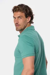 Remera polo de piqué lisa color rojo, con cuello en rib y botones personalizados.