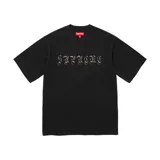 Camiseta negra de algodón con logo de la marca Supreme estampado en el pecho con letras góticas adornadas con gemas de colores.