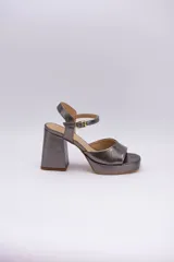 Sandalias de cuero color peltre con plataforma y pulsera al tobillo. Taco cuadrado de 9 cm de altura.
