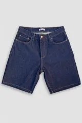 Bermuda de jean azul oscuro, corte recto, largo hasta la rodilla, con costuras contrastadas y parche trasero de ecocuero con logo.