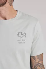 Remera negra de manga corta con cuello redondo y un pequeño estampado en el pecho que simula un radiograbador con texto.