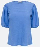 Blusa de punto texturizado color celeste, con cuello redondo y mangas cortas abullonadas.