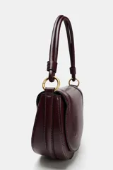 Bolso de hombro ovalado color negro, con asa de doble tira redonda con detalles metalizados dorados. Cierre imantado y asa de bandolera extraíble con tejido a contraste. Bolso interior con cierre mediante cremallera metálica.