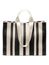 Bolso amplio con doble manija y correa al hombro, con diseño a rayas verticales blancas y negras.