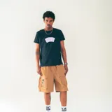 Bermuda color beige confeccionada en nylon liviano, con cintura elastizada con cordón, bolsillos laterales y bolsillos cargo de perfil limpio. El gráfico Kaboa en la pierna completa la pieza con un detalle distintivo.