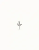 Charm de piercing en forma de libélula, elaborado en aleación de metales bañada en plata.