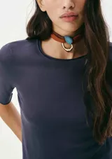 Blusa azul marino de tejido de punto, con cuello redondo y mangas cortas.