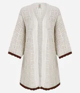 Kimono largo de punto calado color crudo con terminaciones en marrón. Tiene cuello en V y mangas 3/4.