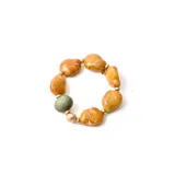 Pulsera con cuentas de resina en tonos amarillos y verde, con detalles dorados.