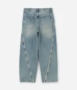 Pantalón de jean celeste de corte super baggy, con cintura con trabillas, cierre tradicional, bolsillos y detalles deshilachados.