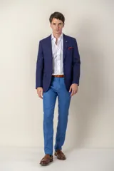 Pantalón de vestir de lino color beige, corte slim fit, con bolsillos laterales y traseros.