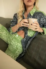 Pantalón de jean de corte recto con estampado de diseño bandana en tonos verdes y blancos.