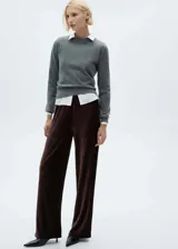 Pantalón largo de terciopelo marrón con textura acanalada, cintura elástica y corte recto.