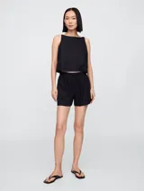 Short negro de lino con cintura elastizada y cordón ajustable.