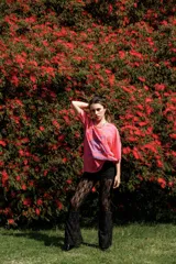 Remerón rosa con estampa de un pescado azul y texto en la parte delantera.