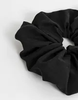 Maxi scrunchie de tela color negro.