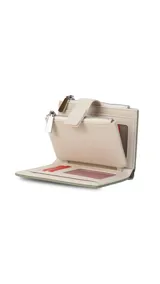 Billetera mediana de símil cuero color blanco hueso con detalles en rojo coral. Posee una presilla de cierre en la parte frontal y cierres de cremallera visibles en el borde superior.