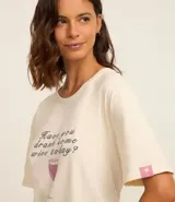 Camisón corto de algodón color crema, con cuello redondo y mangas cortas. Estampa frontal con la frase "Have you drank some wine today?" y una copa de vino.