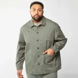 Sobrecamisa verde militar de sarga con cuello clásico, cierre abotonado, manga larga y bolsillos de parche.