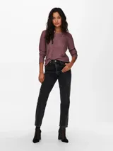 Sweater de punto color marrón con cuello redondo y mangas largas.