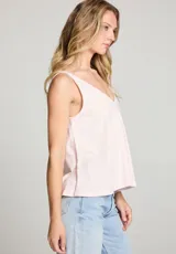 Musculosa rosa pálido con escote en V y breteles anchos.