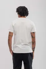 Remera oversize color blanco, diseñada para un ajuste holgado y cómodo.