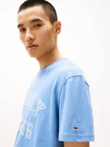 Remera celeste de corte regular con cuello redondo y logo Tommy Jeans estampado en el pecho.