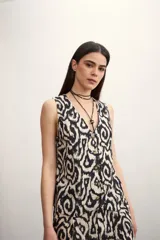 Chaleco con estampado abstracto en blanco y negro, con cuello en V y cierre frontal con botones.