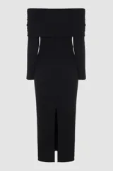 Vestido midi negro de hombros descubiertos confeccionado en punto merian con forro en el cuerpo. Presenta bordado de flores 3D en la parte delantera, canesú en el escote con volantes en los laterales y en el centro delantero y una abertura en la espalda.