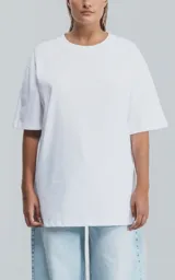 Remerón blanco de corte extra oversize y hombros caídos, confeccionado en algodón premium americano muy suave al tacto. Cuello rib redondo al tono con doble costura.