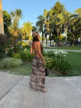 Vestido largo de microtul estampado en tonos marrones, con forro.