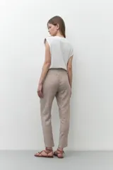 Pantalón pijama de lino color tostado melange, con vivo metalizado y corte relajado.