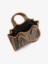 Cartera negra de cuero con asa corta y correa larga regulable. Tiene detalles de costuras visibles a contratono.