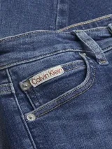 Jeans de tiro alto Calvin Klein, corte super skinny hasta el tobillo, confeccionado en denim de algodón y elastano. Diseño de cinco bolsillos, bragueta con cremallera y herrajes con logo de la marca.