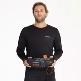Calzas deportivas negras de poliéster y spandex, ajustadas al cuerpo, con interior suave al tacto, tela delgada y elástica, secado rápido y detalles reflectivos.