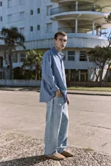 Camisa celeste a rayas verticales blancas, de manga larga, con cuello clásico y corte comfort.