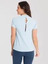 Remera celeste de manga corta con cuello alto y abertura en la espalda.