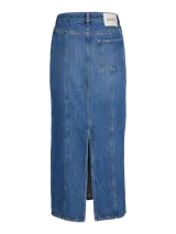 Falda maxi de denim color azul medio, tiro medio, con costuras verticales marcadas que recorren toda la prenda y una abertura frontal alta.