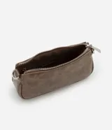 Cartera baguette color marrón con textura símil cuero, asa corta de cadena plateada y cierre superior con cremallera.