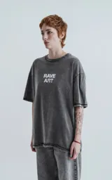 Remera negra con efecto nevado, de manga corta y cuello redondo. Estampa frontal con la leyenda "RAVE ART" en letras blancas.