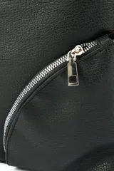 Bandolera color beige con correa ajustable, bolsillo grande y dos bolsillos pequeños frontales con cierre.