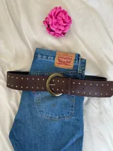 Cinturón marrón chocolate de cuero sintético con hebilla dorada.