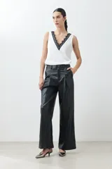 Pantalón de cuero sintético negro de corte ancho.