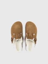 Zueco Birkenstock Boston VL LAF Mink de gamuza marrón con forro de lana de borrego natural y plantilla anatómica de corcho y látex.