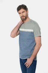 Remera celeste con rayas horizontales blancas y azules.