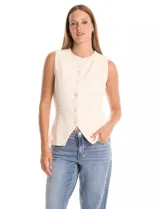 Chaleco sastrero color crema, con cuello redondo, cierre frontal con botones forrados y bolsillos simulados. El ruedo frontal tiene un acabado en pico.