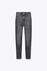 Pantalón de jean gris oscuro, corte skinny, tiro alto y largo al tobillo.