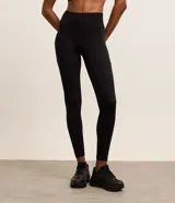 Calza deportiva negra de microfibra con cintura alta y bolsillo lateral.