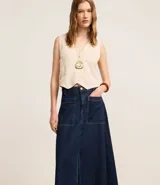 Pollera evasê midi confeccionada en jeans con algodón BCI, con bolsillos delanteros y detalle de encaje.